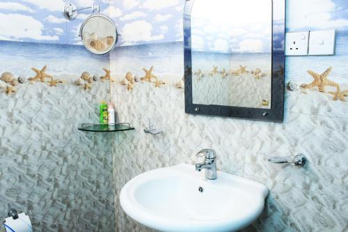 A bathroom at Hotel BEJEWELLED Sigiriya
