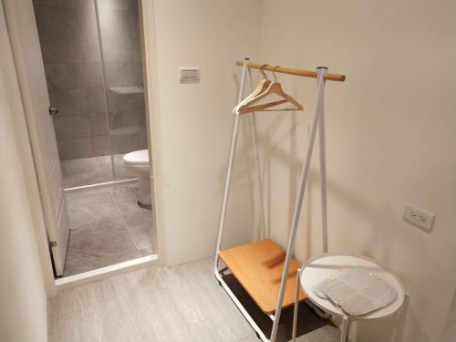 La salle de bains est pourvue d'une douche à l'italienne et de toilettes. dans l'établissement In Fengchia, à Taichung