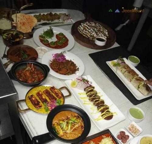 un tavolo con molti tipi diversi di cibo su di esso di Jeenmount Heritage Boutique Hotel a Jaipur