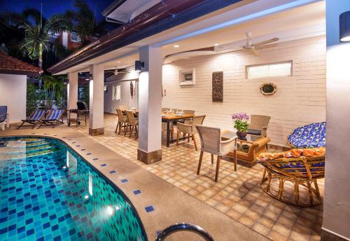 dom z basenem i jadalnią w obiekcie Villa Waree include electricity just 5 minutes from Beach and Walking street w Pattaya South