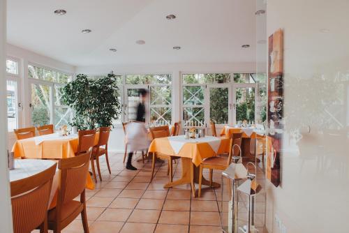 A restaurant or other place to eat at Hotel Angermeier GARNI
