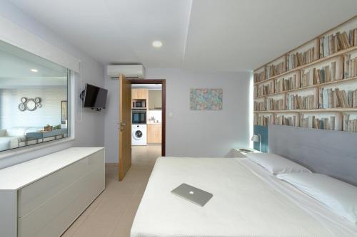 ハニア・タウンにあるStefan's City Hubのベッドルーム(大きな白いベッド1台、鏡付)