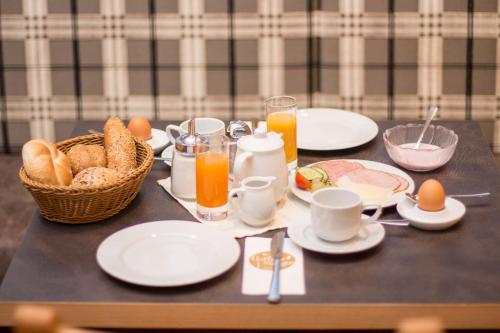 een tafel met borden eten en eieren en dranken bij Landhaus Tipotsch in Schwendau