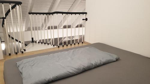 - un lit dans une pièce à côté d'un escalier dans l'établissement Moderne großzügige Villa 246 qm 8,5 Zimmer, offener Kamin bis zu 13 Schlafplätze, à Obergröningen