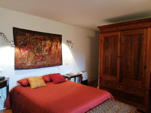 - une chambre avec un lit et une peinture murale dans l'établissement Casa da Pedreira, à Paredes de Coura