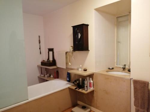 La salle de bains est pourvue d'une baignoire et d'un lavabo. dans l'établissement Casa da Pedreira, à Paredes de Coura