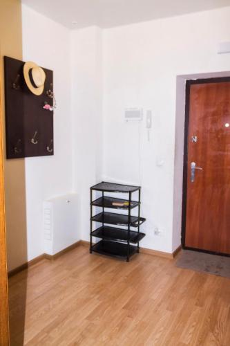 チュメニにあるЗаречный Аквапаркの黒い棚とドアのある部屋