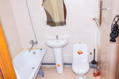 チュメニにあるЗаречный Аквапаркのバスルーム(洗面台、トイレ、バスタブ付)