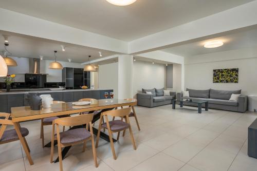 uma cozinha e sala de estar com mesa e cadeiras em Spring Apartments em Chania Town