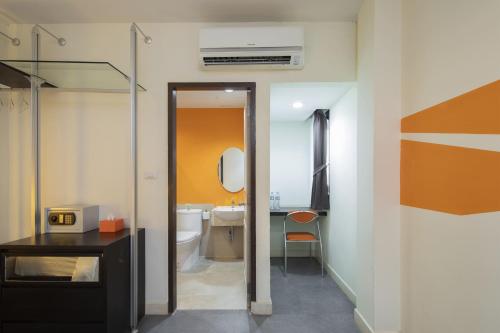 a bathroom with a sink and a toilet and a mirror at @ Border Hotel, Aranyaprateth in Aranyaprathet