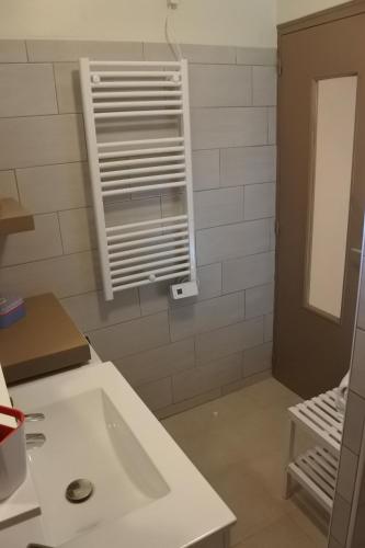 une salle de bain avec un lavabo blanc et une fenêtre dans l'établissement Studio 1407 Arles - Proche Tour Luma, à Arles