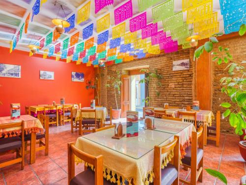 Un restaurante o sitio para comer en OYO Hotel Mi casa, Oaxaca centro