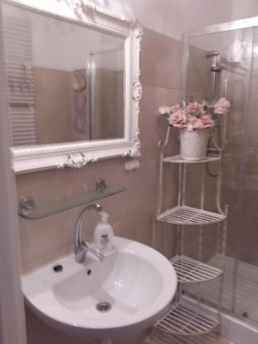 uma casa de banho com um lavatório e um espelho em Marea20 em Międzyzdroje