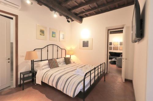 um quarto com uma cama grande num quarto em Lovely Navona Apartment em Roma
