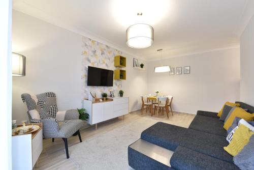 uma sala de estar com um sofá e uma mesa em Királykút 1 apartman - ingyen parkolás, bicajok, ac em Székesfehérvár