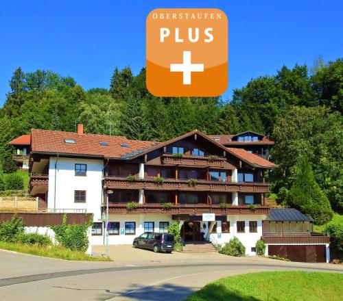 ein Hotel mit einem Plus-Schild davor in der Unterkunft Ferienwohnungen am Schlossberg Oberstaufen in Oberstaufen