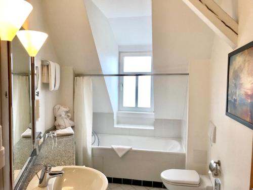 a bathroom with a sink and a bath tub at Best Western Hotel Kurfürst Wilhelm I. in Kassel