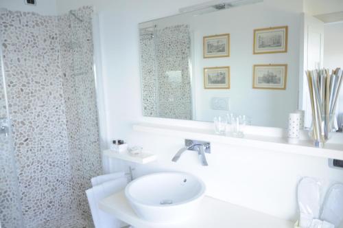 A bathroom at Maison Blanche Taormina
