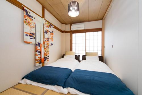 Tempat tidur dalam kamar di Nao's Guesthouse 2 一軒家貸切