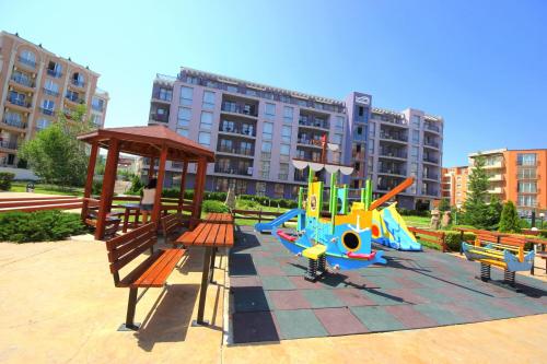 Area permainan anak di Menada Rainbow Apartments