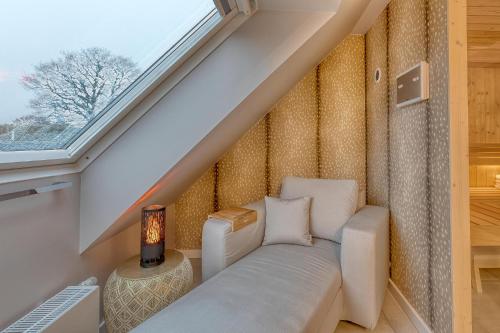 a living room with a couch and a window at Herzbergs.Ferienwohnungen Meerfühlen in Scharbeutz
