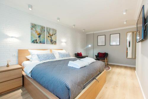 una camera da letto con un grande letto con lenzuola blu e bianche di Avangard Aparts - Avangard a Atyraū