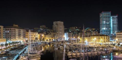 Nespecifikovaný výhled na destinaci Savona nebo výhled na město při pohledu z apartmánu