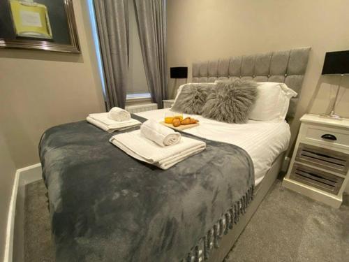 a bedroom with a bed with towels on it at Biskey Howe flat - FREE off-site Health Club access with Pool, Sauna, Steam Room & Gym in Windermere