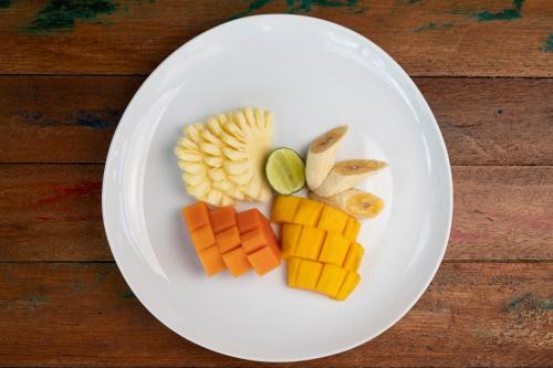 een witte plaat met verschillende soorten voedsel erop bij Green Space Villa in Ubud