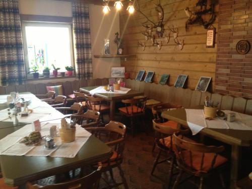 a restaurant with tables and chairs in a room at Alpengasthaus Sonnhof in Goding