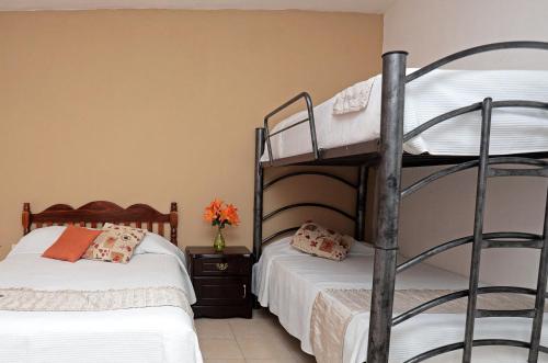 a bedroom with two bunk beds at Casa de Ana - Habitación privada in Cancún
