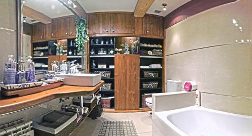 a bathroom with a tub and a sink at Apartamentos Sabor Rural II in León