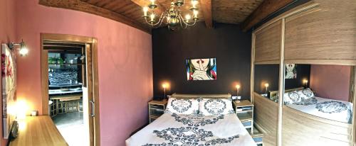 1 dormitorio con 2 literas y lámpara de araña en Apartamentos Sabor Rural II, en León