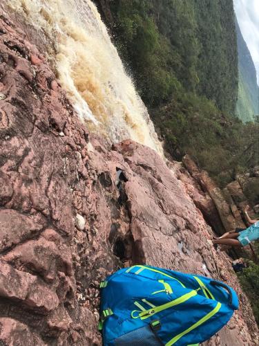 a blue bag sitting on the side of a mountain at Casa Verde na Chapada Diamantina in Palmeiras