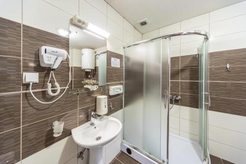 a bathroom with a shower and a sink at F Apartmani Kragujevac in Kragujevac