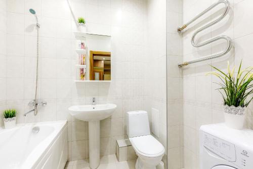 ケメロヴォにあるAuroraの白いバスルーム(洗面台、トイレ、バスタブ付)