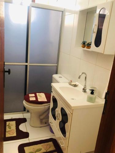 a bathroom with a toilet and a sink and a shower at Casa Verde na Chapada Diamantina in Palmeiras