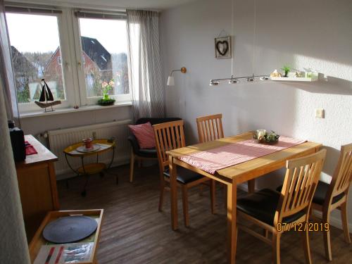 a dining room with a table and chairs at Urlaub zwischen Nord- und Ostsee in Leck