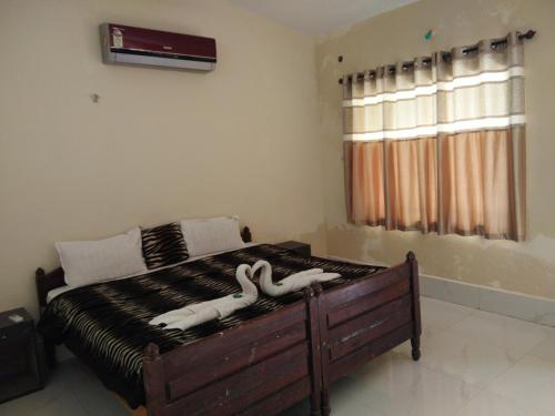 En eller flere senge i et værelse på Van Vihar Resort