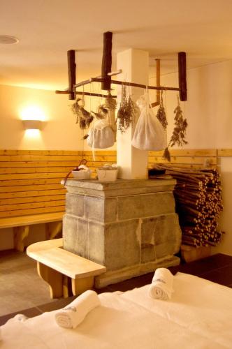a room with aasteryasteryasteryasteryasteryasteryasteryasteryasteryasteryasteryastery at Le Mirabeau Resort & Spa in Zermatt