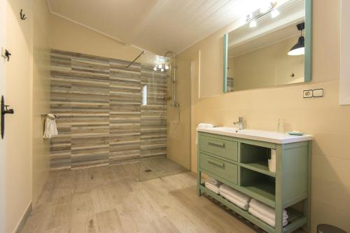 un baño con lavabo y espejo en Physionatural B&B, en Mas de las Matas