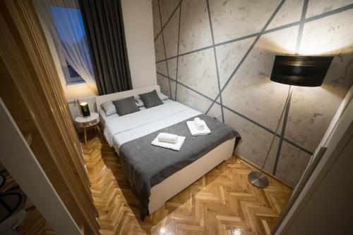 una piccola camera con letto e lampada di Royal Apartment a Bačka Palanka