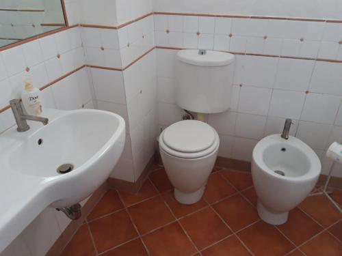 聖彼得羅泰爾梅堡的住宿－Il Baiocchino，浴室配有白色卫生间和盥洗盆。