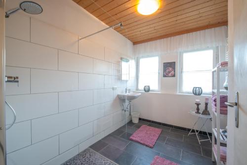 a bathroom with a sink and a bath tub at Haus Karl in Ebensee