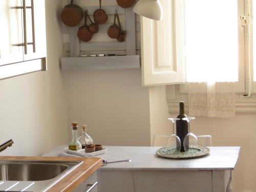 eine Küche mit einer Spüle und einer Arbeitsplatte in der Unterkunft Dimora senza tempo in Florenz