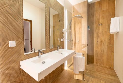 烏貝達的住宿－Alvar Fañez，浴室配有白色水槽和淋浴。