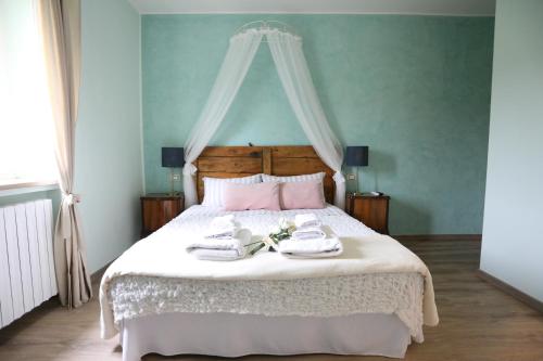 a bedroom with a bed with towels on it at Tra i Campi Di Papaveri in Medesano