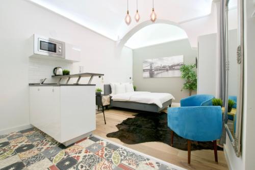 ブダペストにあるStandard Apartment by Hi5 - Nagysándor streetのベッドルーム1室(ベッド1台、青い椅子付)