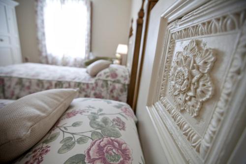 a bedroom with two beds and a bed with flowers at Tenuta Quadrifoglio in Gambassi Terme