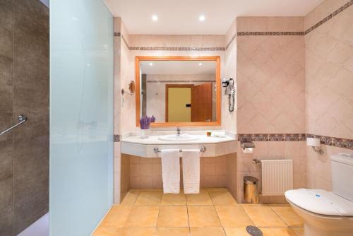 A bathroom at Hotel IPV Palace & Spa - Adults Recommended